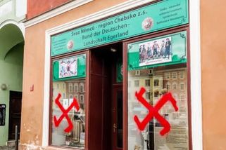 Hákové kříže v Chebu. Nenávist vládních poslanců v...